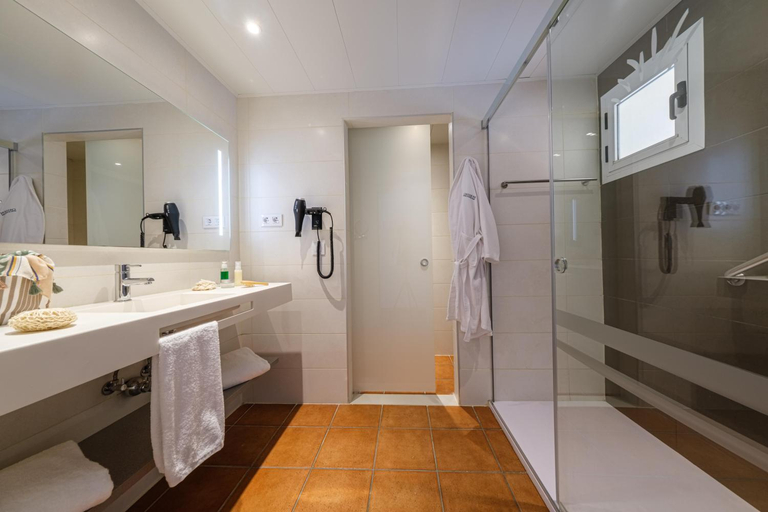 Bathroom 4, Oassium Hotel at Estival Park, Tarragona
