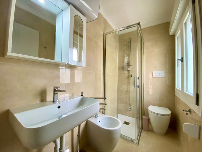 Bathroom, Modern Stay in a Central Area in Bibione, Venezia