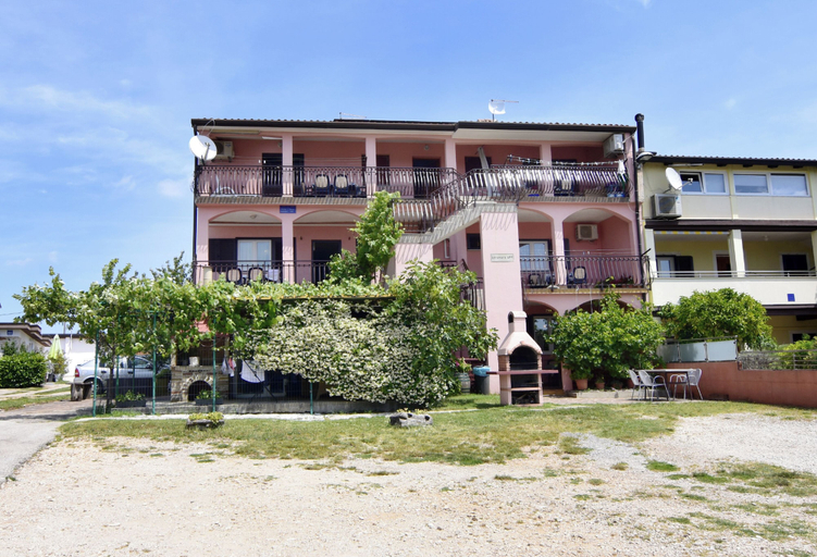 Exterior 5, Familiar and Equipped Flat for a Cozy Stay, Umag
