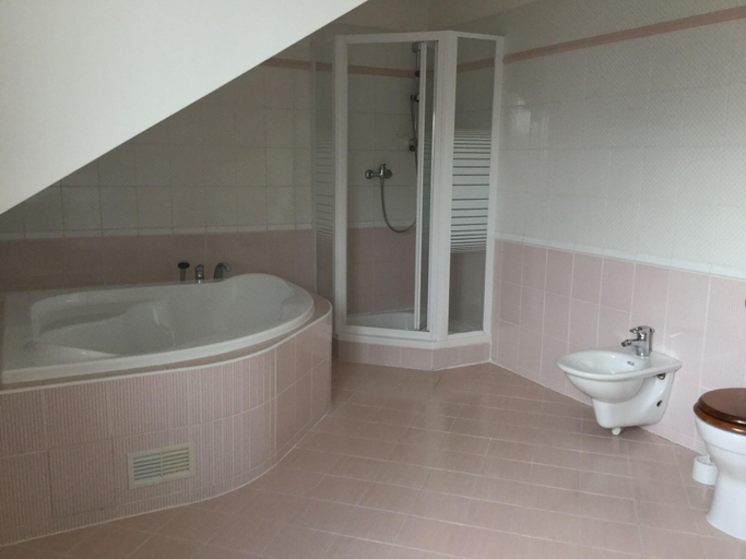 Bathroom 4, Justyna, Pardubice