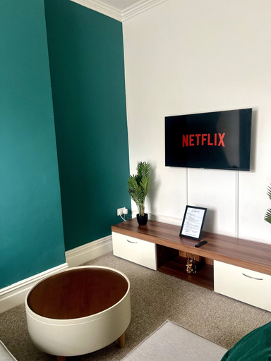 Room amenity 5, Spacious Haven Near The University of Leicester, Leicester