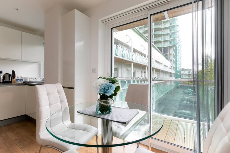 Others 5, Skyvillion 1bed Enfield Flat W Balcony & Parking, London