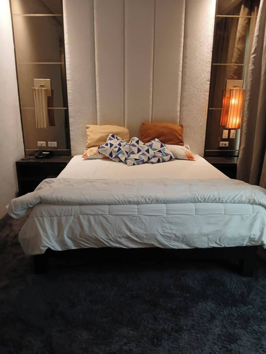 Room 5, 100m to Walking st, Clubs ,bars & Restau, Angeles City