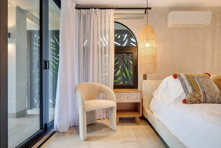 Room 5, Seaside Hideaway Walk to Playa Flamingo & Marina, Santa Cruz