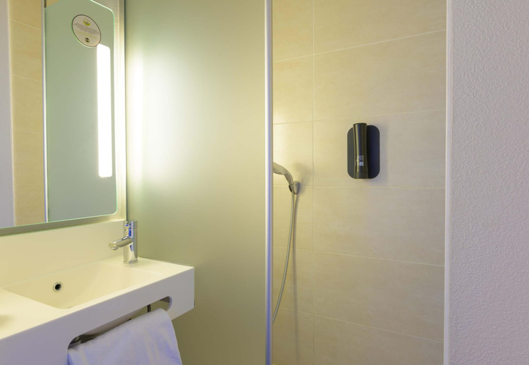 Bathroom 5, B&B HOTEL Lieusaint Carré Sénart, Seine-et-Marne