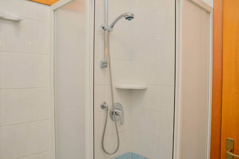 Bathroom 3, Modern Flat With Terrace for Five Guests-beahost, Venezia