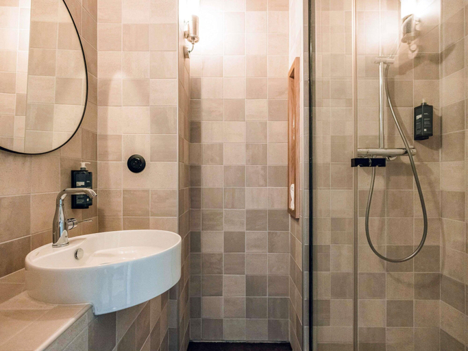 Bathroom 5, ibis Styles La Rochelle Centre Gare, Charente-Maritime