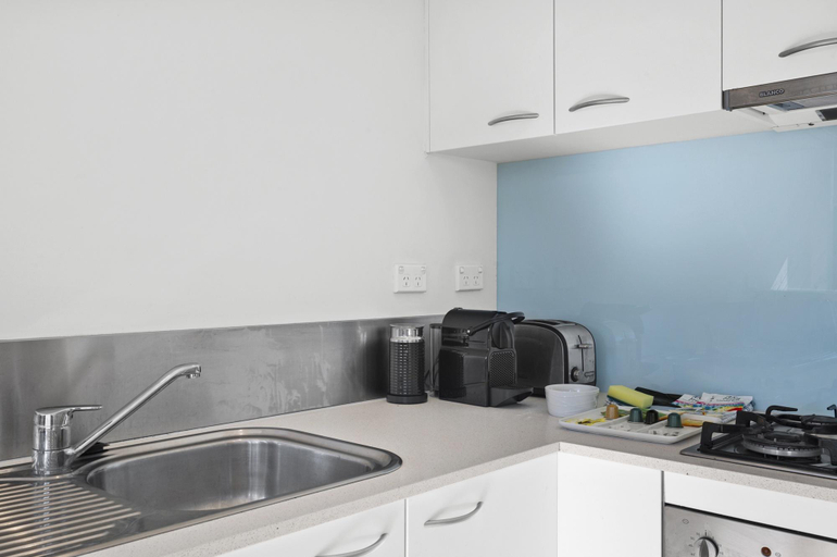 Kitchen 5, Spacious 1 Bed Apartment Near St Kilda Beach, Melbourne