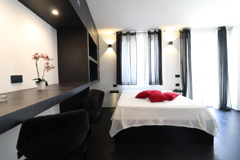 Room 4, Black&white Otranto Suite, Lecce