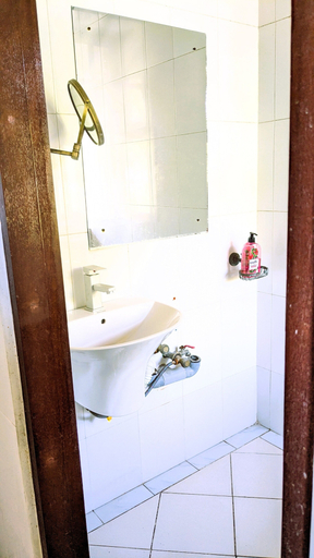 Bathroom 3, Kay's Place Train House Jambo, Mjini
