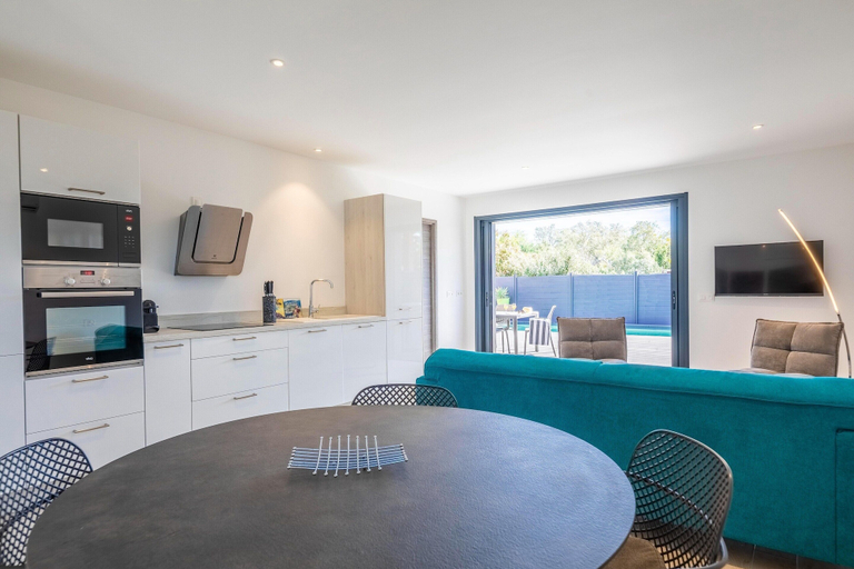 Dining 4, Lecci Stay With Heated Pool, Corse-du-Sud