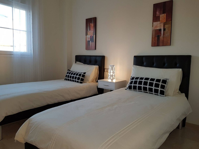 Room 2, Top Floor Apt Close To Duquesa, Málaga