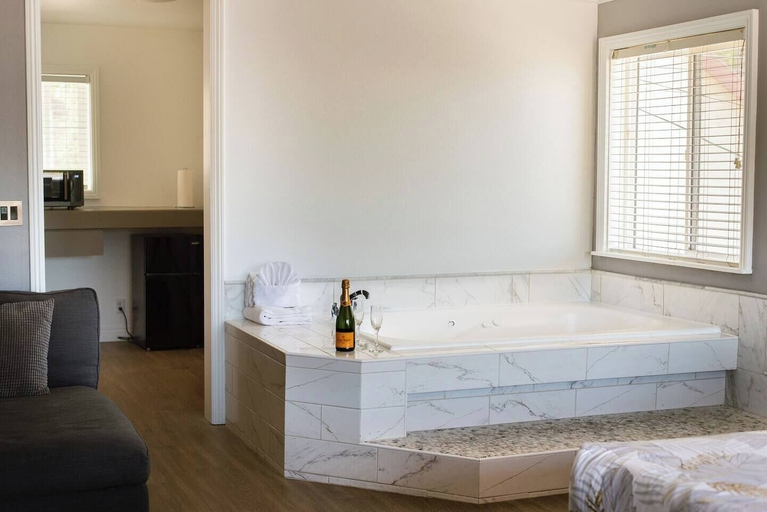 Bathroom 2, Big Bear Spa Suites, San Bernardino