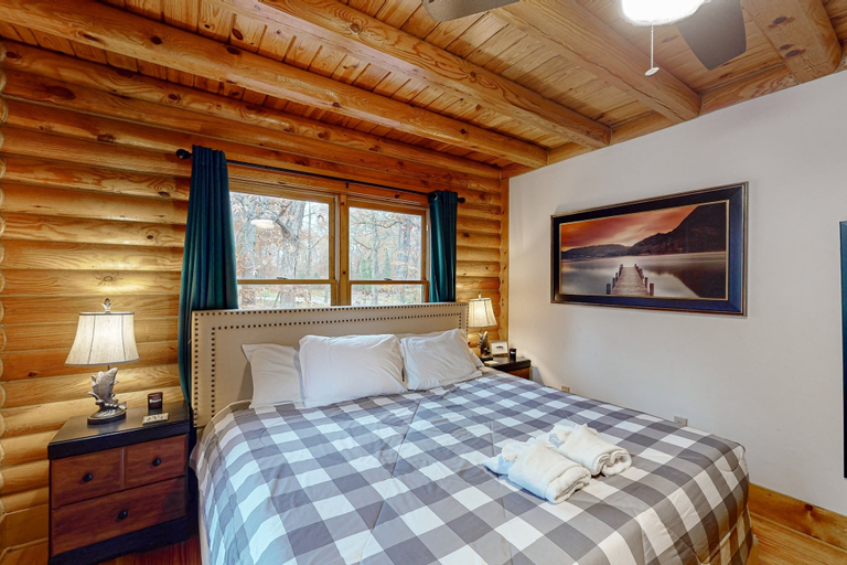Room 3, Dog-friendly Lakefront Home With Free Wifi, hot Tub, Pool Table, & Private Dock, Louisa