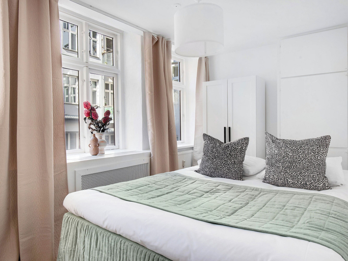 Bedroom 5, City 1- Pleasant 4-bdr Apt in Central Copenhagen, Copenhagen