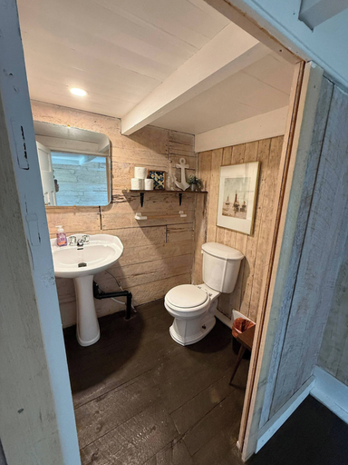 Bathroom 3, The Glavine Getaway!, Division No. 8