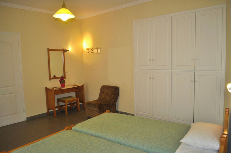 Bedroom 3, Holiday Apartments "yannis" on Agios Gordios Beach in Corfu, Ionian Islands