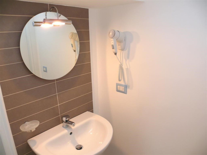 Bathroom 2, A Tranquil Getaway for Seven Guests in Bibione, Venezia