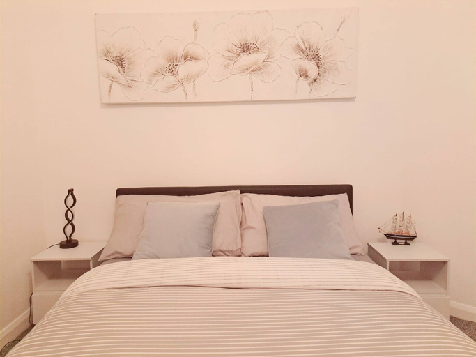 Room 2, Cozy 2BR Home Pets Welcome Free Parking & Wifi, Leeds