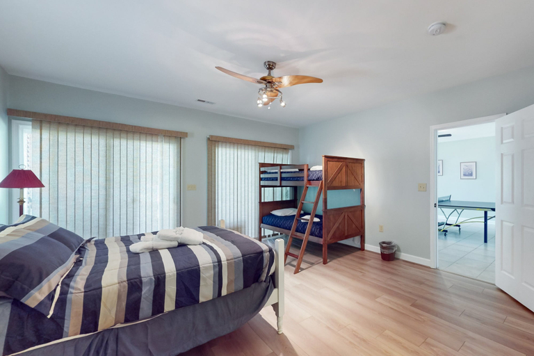 Room 2, Lakefront Retreat With Private Dock, Kayaks, Volleyball, Firepit, Ping-pong, Louisa