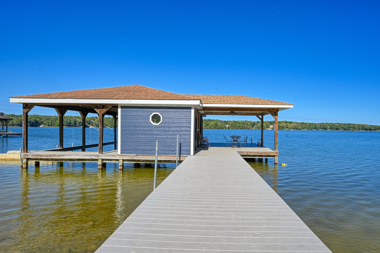 Lake 2, Lakefront Home With Private hot Tub, Wifi, fun rec Room, & Beach Area, Louisa