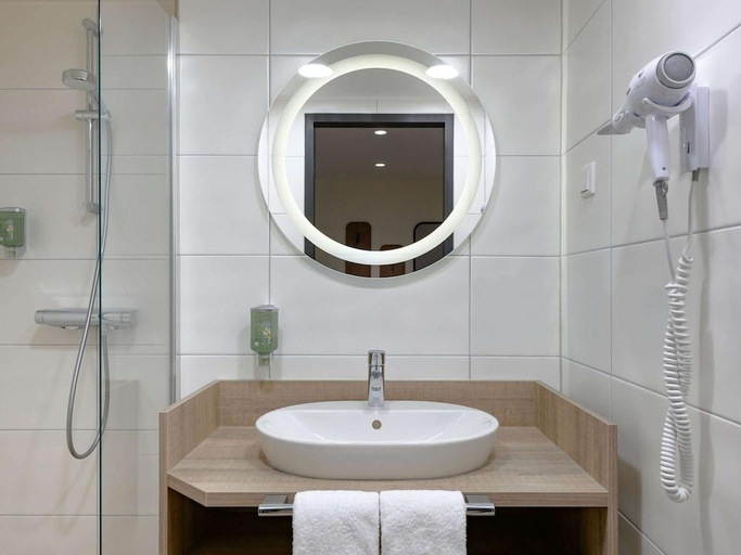 Bathroom 4, Ibis Styles Kiel, Kiel