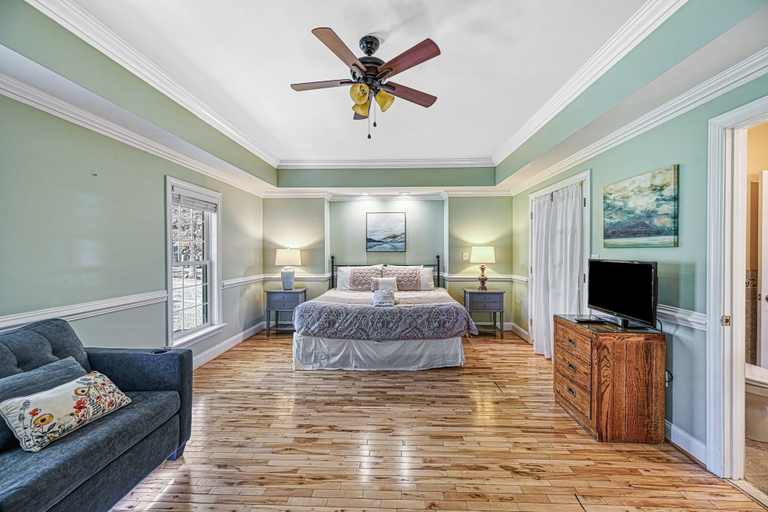 Room 5, Lakefront Home With Private hot Tub, Wifi, fun rec Room, & Beach Area, Louisa