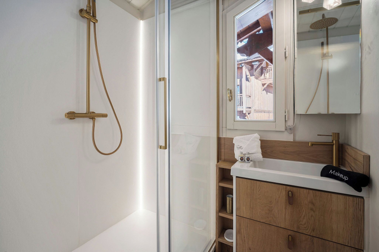 Bathroom 2, Emeraude, Savoie