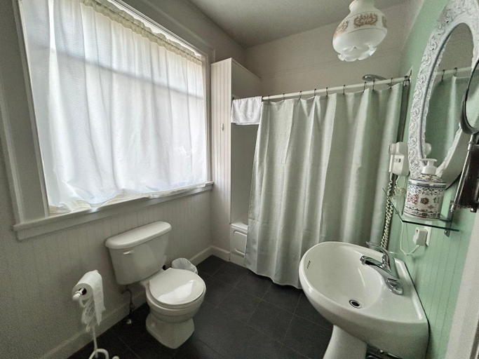 Bathroom 3, Auberge La Seigneurie, Matane