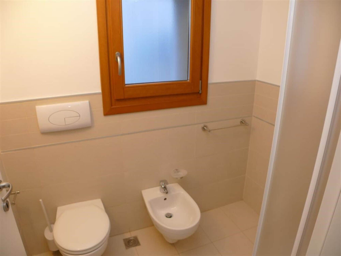 Bathroom 4, A Tranquil Getaway for Seven Guests in Bibione, Venezia