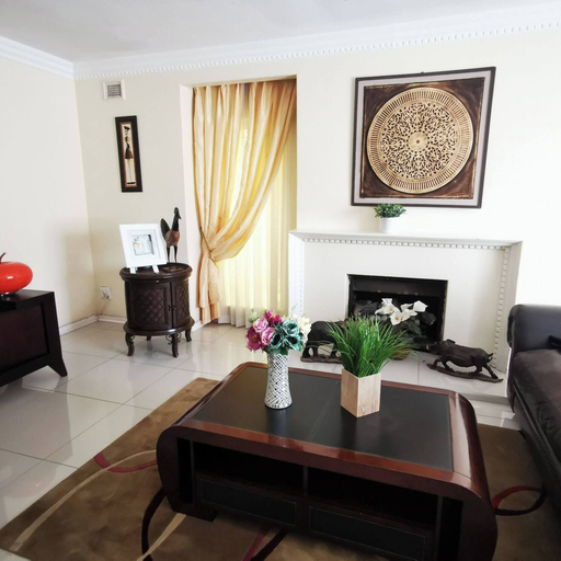 Living room 3, Spacious 4BR Home Pool & Balconies Krantzkloof, eThekwini