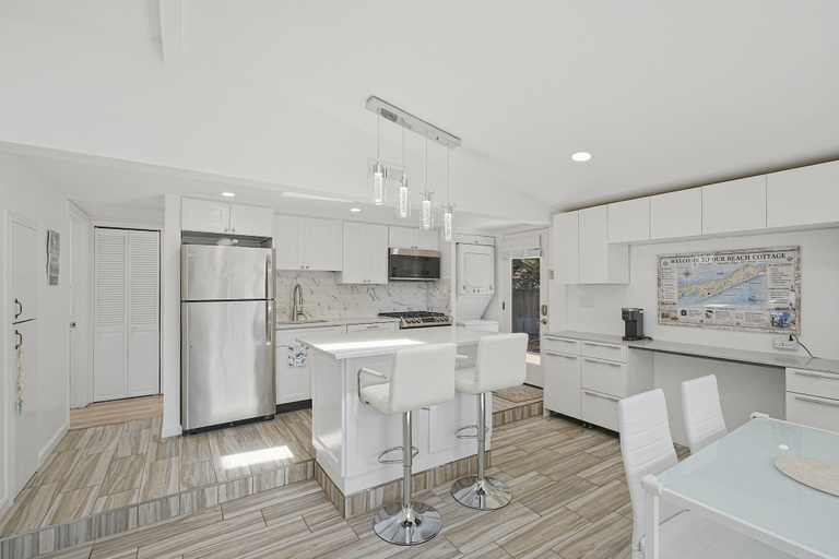 Private kitchen 5, Modern Hampton Bays Cottage Near Beaches & Town 2 Bedroom Cottage, Suffolk