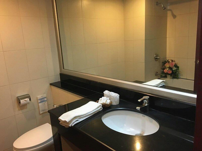 Bathroom 5, Hadyai Golden Crown Hotel, Hat Yai