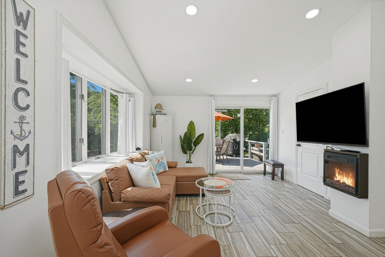 Living area 4, Modern Hampton Bays Cottage Near Beaches & Town 2 Bedroom Cottage, Suffolk