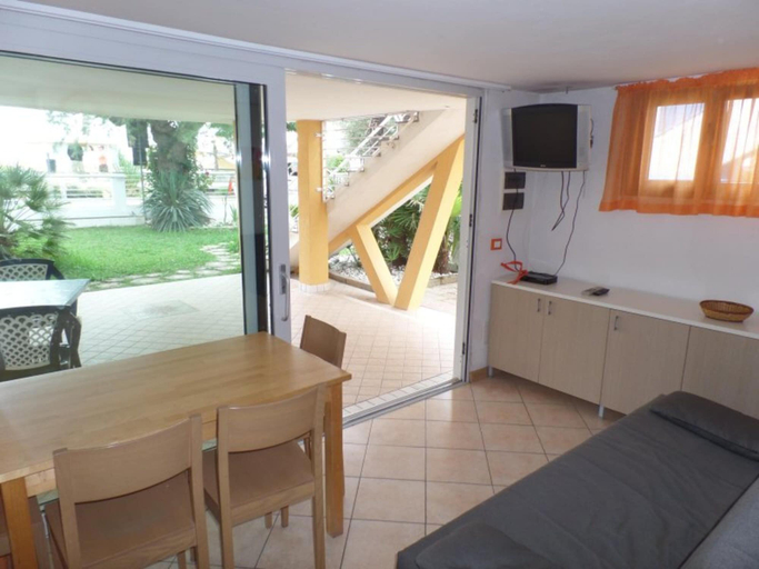 Living room 4, Seafront Flat With Covered Patio, Venezia