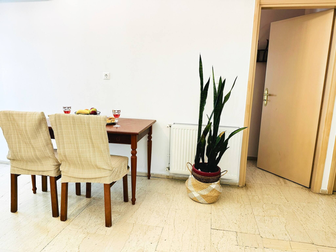 Dining 4, Sea Breeze Sanctuary-1bd 3pl 1ba - 90m To Sea, Crete