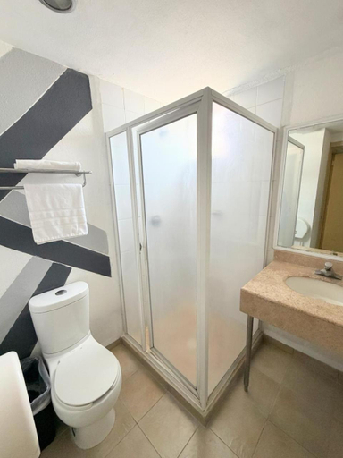 Bathroom 5, Hotel Nueva Zelanda, León