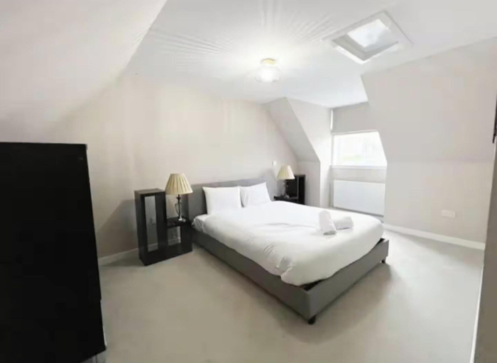 Room 2, Charming 3 Bed Home in Stepps, Glasgow - Garden & Patio, Glasgow