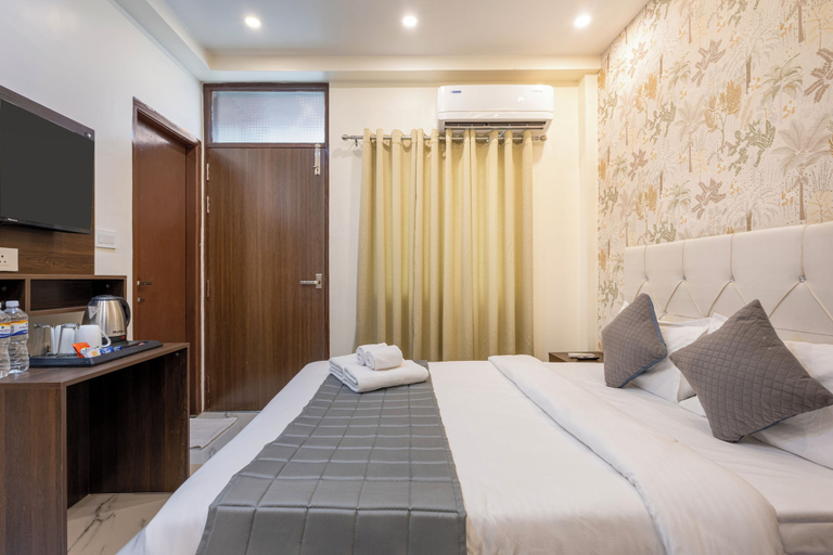 Room 3, Rv Grand Varanasi, Varanasi