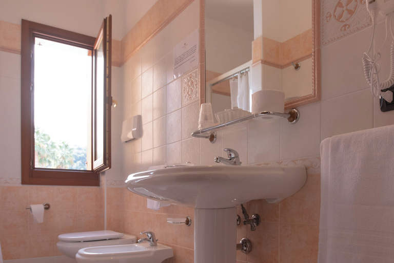 Bathroom 2, Idyllic Residence Cala Viola 2 Bedroom Sleeps Nm1380, Nuoro