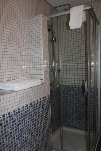 Bathroom 3, Moinho da Ponte Velha, Bragança
