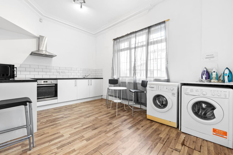 Room 5, Leeds City Studio Stay Ensuite Kitchenette Street Parking, Leeds