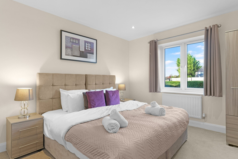 Room 3, Heathrow Living Apt  01 by 360 Stays, Surrey
