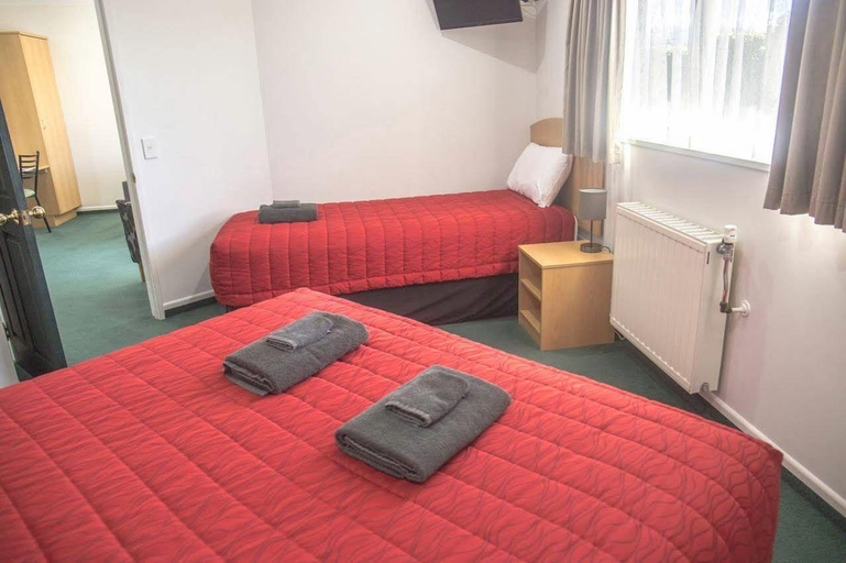 Bedroom 2, Lakes Suites, Mackenzie