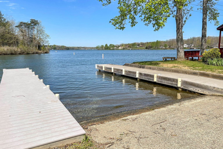 Lake 5, Dog-friendly Lakefront Home With Free Wifi, hot Tub, Pool Table, & Private Dock, Louisa