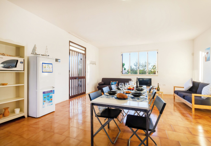 Dining 4, Porto Cesareo Air-conditioned Villa Sleeps 12 Torre Lapillo, Lecce