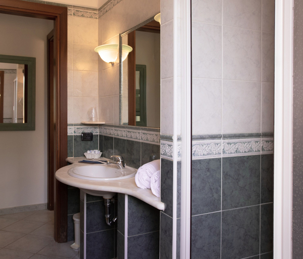 Bathroom 2, Idyllic Residence Cala Viola B4 one Bedroom Apartment Sleeps 4 Persons, Nuoro