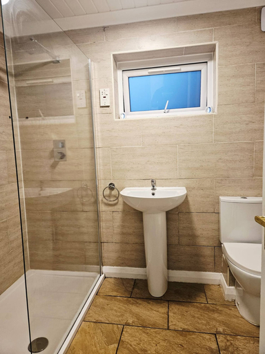 Bathroom 2, Egremont 2-br Flat With Free Parking & Wi-fi, Cumbria