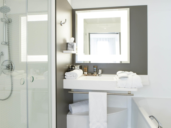 Bathroom 5, Novotel Suites Gare Lille Europe, Nord