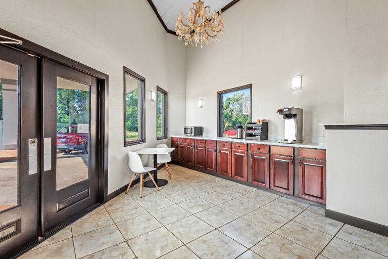 Public Area 2, Studio 6 Hammond, LA – I12 – I55, Tangipahoa